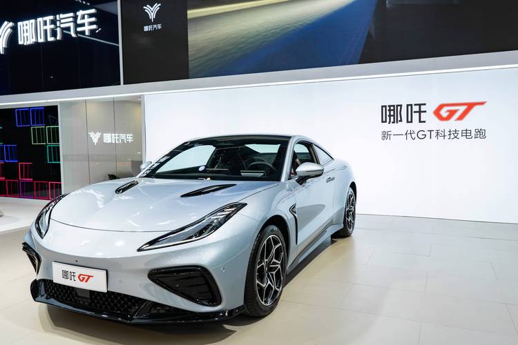 深圳284哪吒汽车在智能汽车领域的表现，领途汽车在新能源汽车市场中的影响力